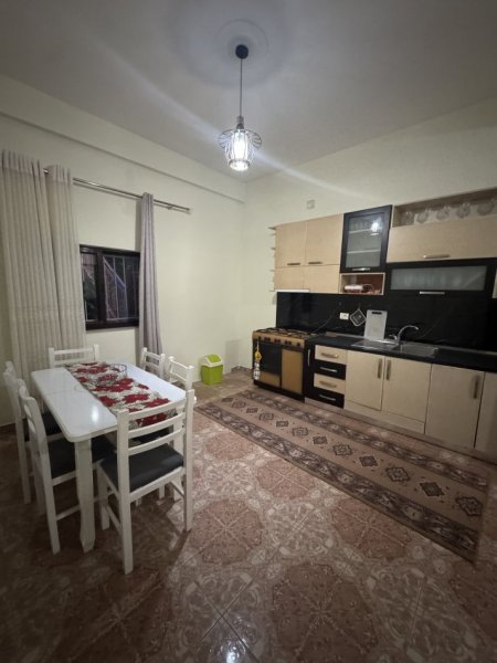 Tirane, jepet me qera apartament 1+1 Kati 1, 80 m² 270 € (Yzberisht)