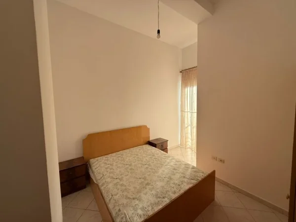 Tirane, jepet me qera apartament 2+1+Aneks+Ballkon Kati 2, 90 m² 400 € (astir)