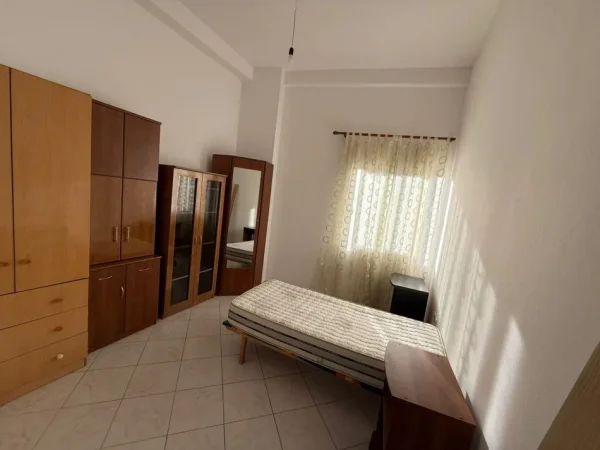Tirane, jepet me qera apartament 2+1+Aneks+Ballkon Kati 2, 90 m² 400 € (astir)