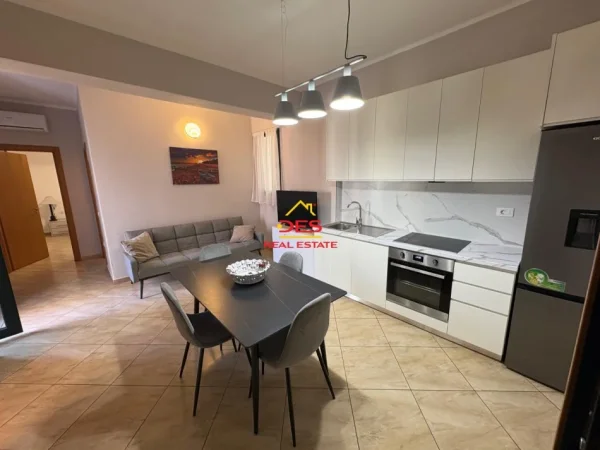 Vlore, jepet me qera apartament 2+1+Ballkon Kati 5, 90 m² 400 € (Rruga Gjergj Arianiti)