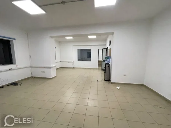 Tirane, jepet me qera zyre Kati 2, 140 m² 900 € (PAZARI I RI)