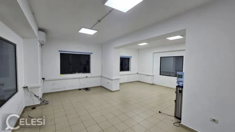 Tirane, jepet me qera zyre Kati 2, 140 m² 900 € (PAZARI I RI)