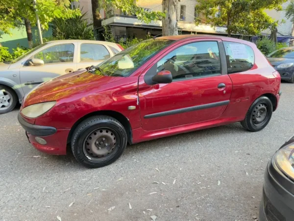 Tirane, shes makine Peugeot Benzin+Gaz, e kuqe manuale Kondicioner 212.000 km 700 €