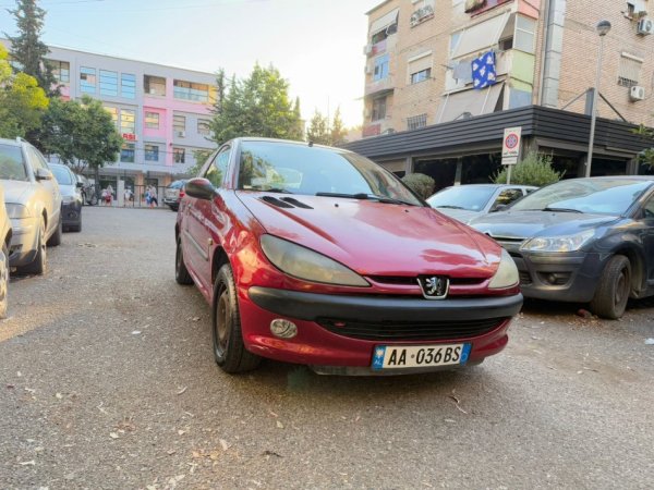 Tirane, shes makine Peugeot Benzin+Gaz, e kuqe manuale Kondicioner 212.000 km 700 €
