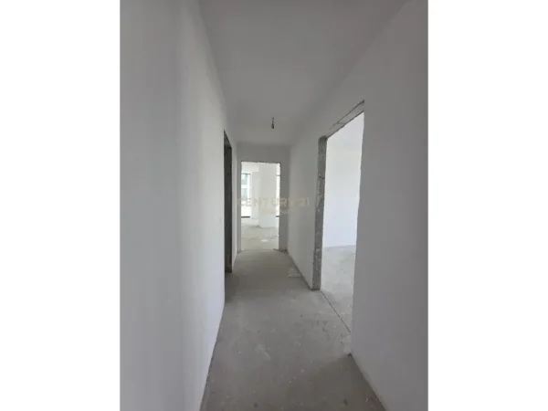 Tirane, jepet me qera ambjent biznesi , 187 m² 1800 €