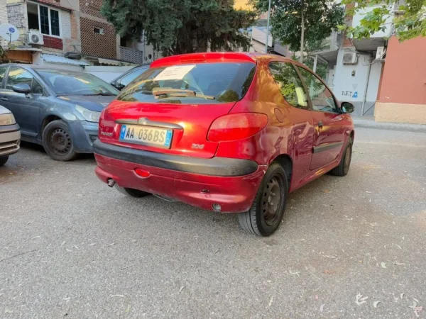 Tirane, shes makine Peugeot Benzin+Gaz, e kuqe manuale Kondicioner 212.000 km 700 €