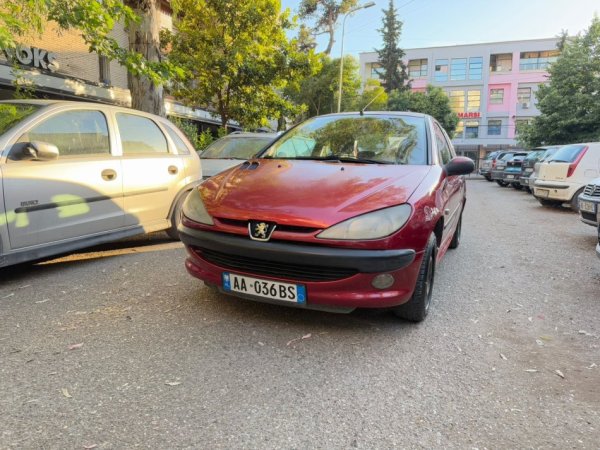Tirane, shes makine Peugeot Benzin+Gaz, e kuqe manuale Kondicioner 212.000 km 700 €