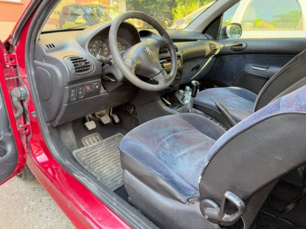 Tirane, shes makine Peugeot Benzin+Gaz, e kuqe manuale Kondicioner 212.000 km 700 €