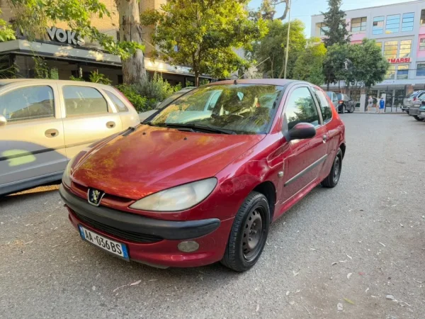 Tirane, shes makine Peugeot Benzin+Gaz, e kuqe manuale Kondicioner 212.000 km 700 €