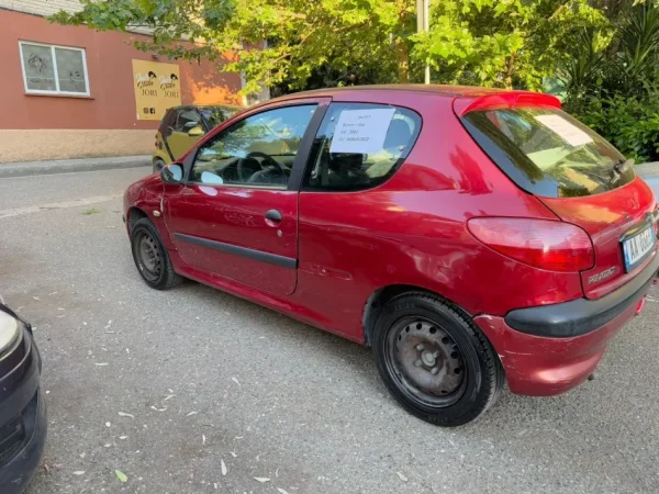 Tirane, shes makine Peugeot Benzin+Gaz, e kuqe manuale Kondicioner 212.000 km 700 €