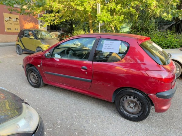 Tirane, shes makine Peugeot Benzin+Gaz, e kuqe manuale Kondicioner 212.000 km 700 €
