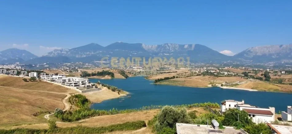 Tirane, shitet Vile 3 Katshe Kati 4, 1.000 m² 300.000 € 