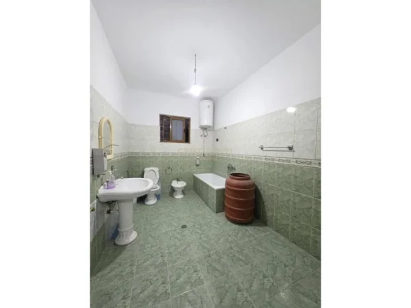 Tirane, jepet me qera apartament 3+1 Kati 2, 120 m² 430 €