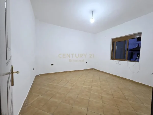 Tirane, jepet me qera apartament 3+1 Kati 2, 120 m² 430 €