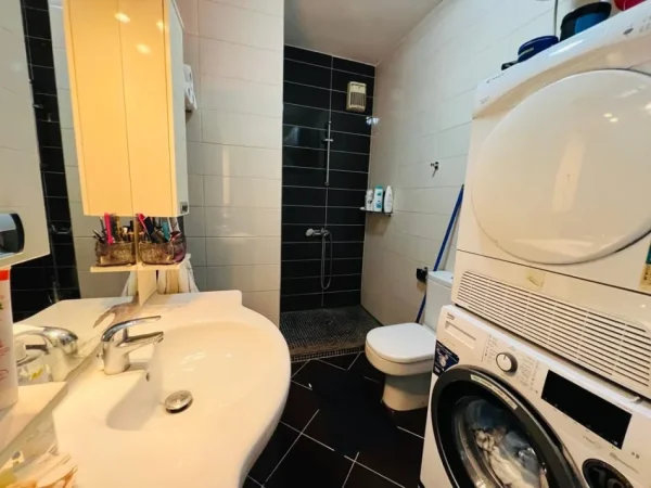 Tirane, shitet apartament 2+1 Kati 10, 90 m² 200.000 € (Komuna parisit)