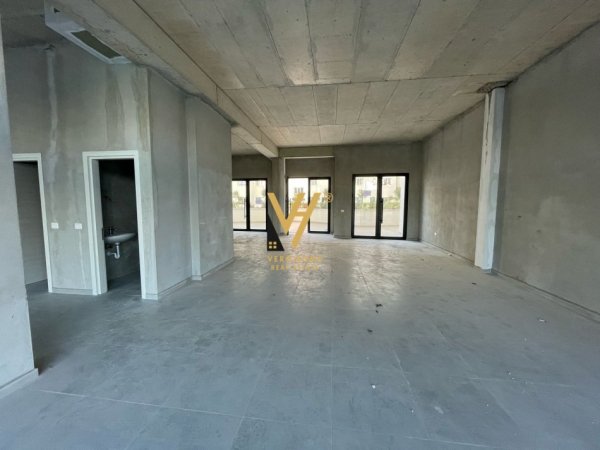 Tirane, jepet me qera ambjent biznesi Kati 2, 186 m² 1.350 € (UNAZA E RE)
