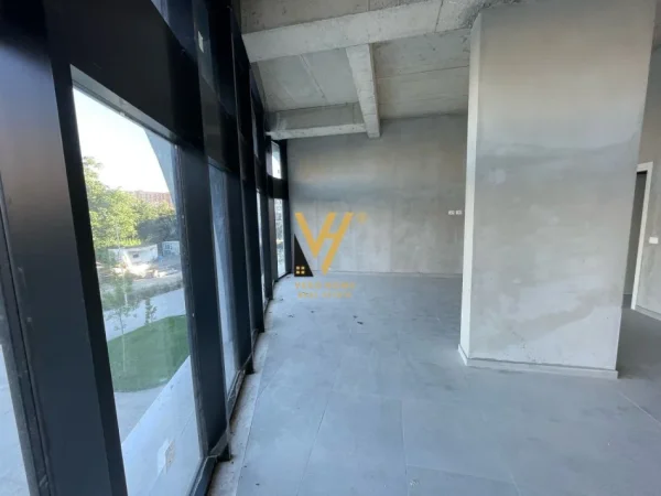 Tirane, jepet me qera ambjent biznesi Kati 2, 186 m² 1.350 € (UNAZA E RE)