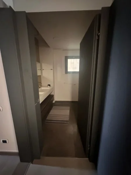 Tirane, jepet me qera zyre Kati 9, 190 m² 2.000 € (Sheshi Skenderbej)