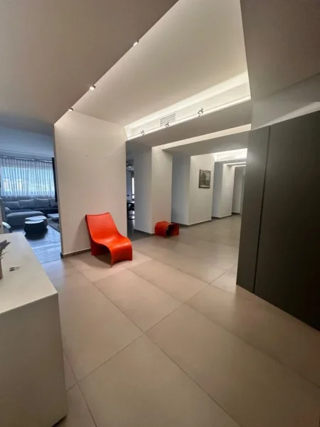 Tirane, jepet me qera zyre Kati 9, 190 m² 2.000 € (Sheshi Skenderbej)