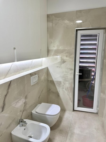 Tirane, jepet me qera apartament 2+1+Ballkon Kati 4, 110 m² 1.000 € (Rruga Elbasanit)