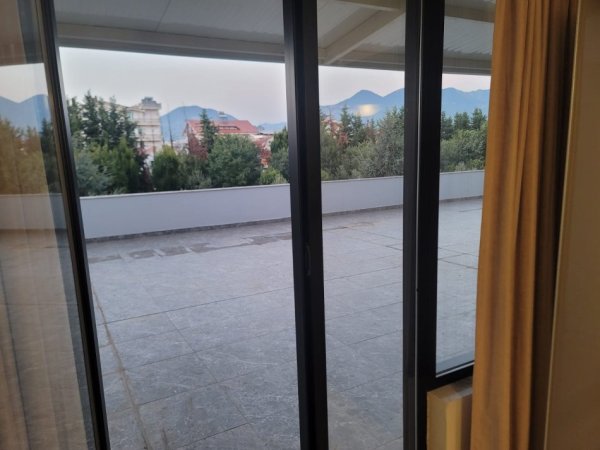 Tirane, jepet me qera apartament+verande | Penthouse 2+1+Ballkon Kati 1, 99 m² 450 € (Dy Kullat e Malezjanit)
