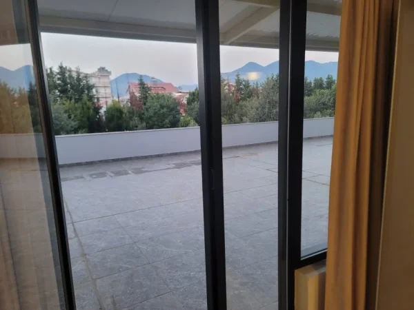 Tirane, jepet me qera apartament+verande | Penthouse 2+1+Ballkon Kati 1, 99 m² 450 € (Dy Kullat e Malezjanit)