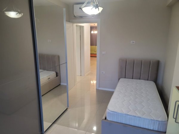 Tirane, jepet me qera apartament+verande | Penthouse 2+1+Ballkon Kati 1, 99 m² 450 € (Dy Kullat e Malezjanit)