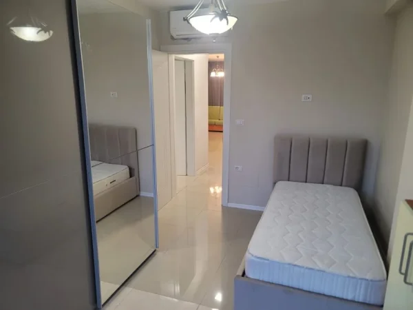 Tirane, jepet me qera apartament+verande | Penthouse 2+1+Ballkon Kati 1, 99 m² 450 € (Dy Kullat e Malezjanit)