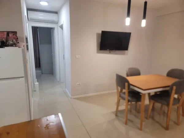 Tirane, jepet me qera apartament+verande | Penthouse 2+1+Ballkon Kati 1, 99 m² 450 € (Dy Kullat e Malezjanit)
