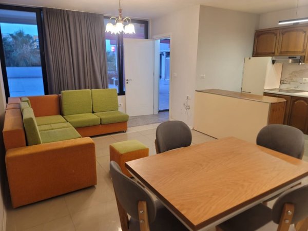 Tirane, jepet me qera apartament+verande | Penthouse 2+1+Ballkon Kati 1, 99 m² 450 € (Dy Kullat e Malezjanit)