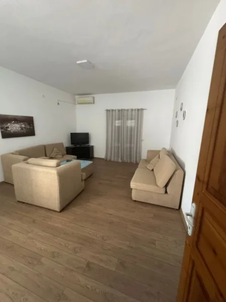 Tirane, njoftim jap apartament me qera 2+1