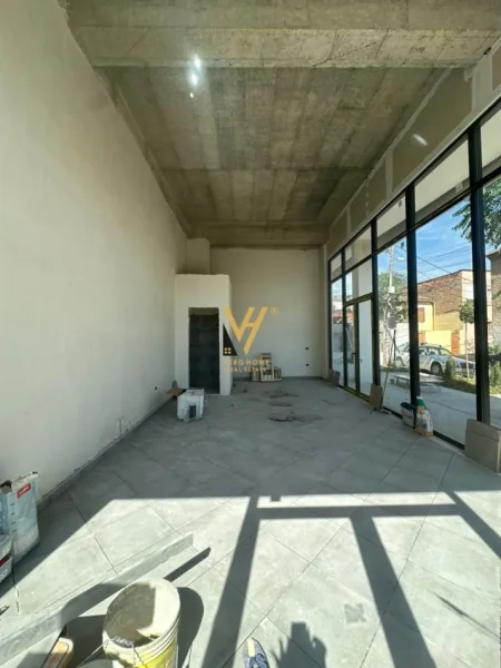 Tirane, jepet me qera dyqan Kati 0, 45 m² 1.000 € (PAZARI I RI)