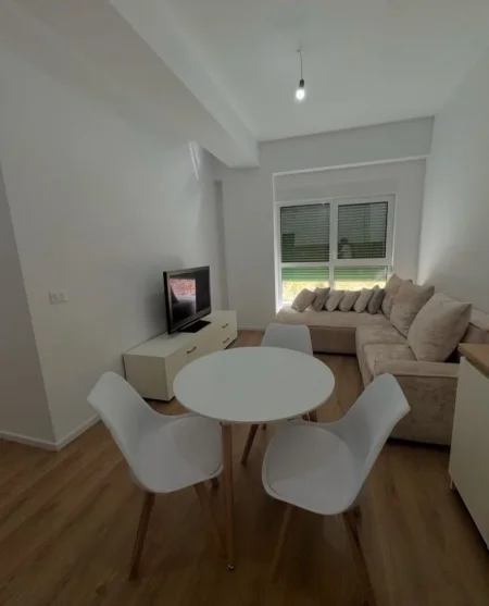 Tirane, jepet me qera apartament 1+1+Ballkon Kati 1, 60 m² 420 € (Rezidenca Kaimi)