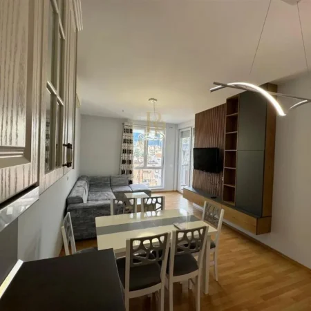 Tirane, jepet me qera apartament 2+1+Ballkon Kati 5, 96 m² 750 € (pas Ambasadës Greke)