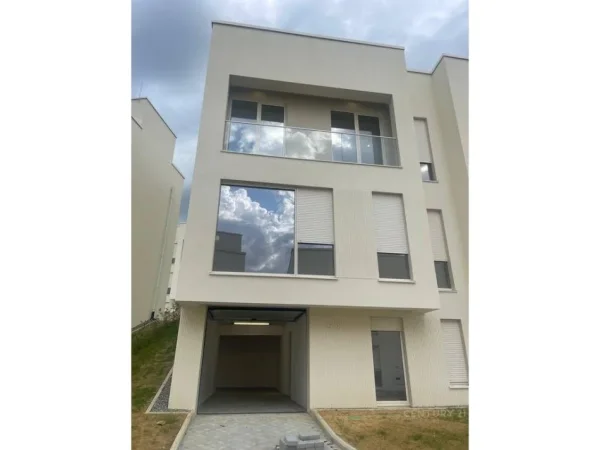 Tirane, jepet me qera Vile 3 Katshe , 195 m² 1.100 € (Residenca Aba)