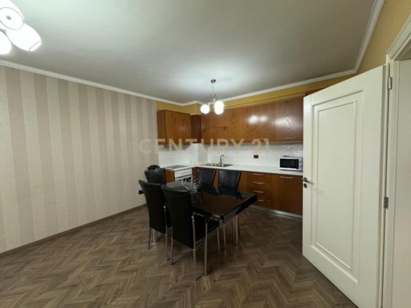 Tirane, jepet me qera apartament 2+1+Aneks+Ballkon Kati 4, 112 m² 1.000 € (Neom116041)