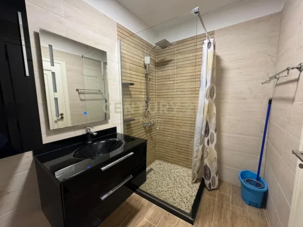 Tirane, jepet me qera apartament 2+1+Aneks+Ballkon Kati 4, 112 m² 1.000 € (Neom116041)