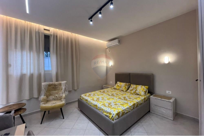Tirane, jepet me qera 1+1 Kati 1, 32 m² 470 € 