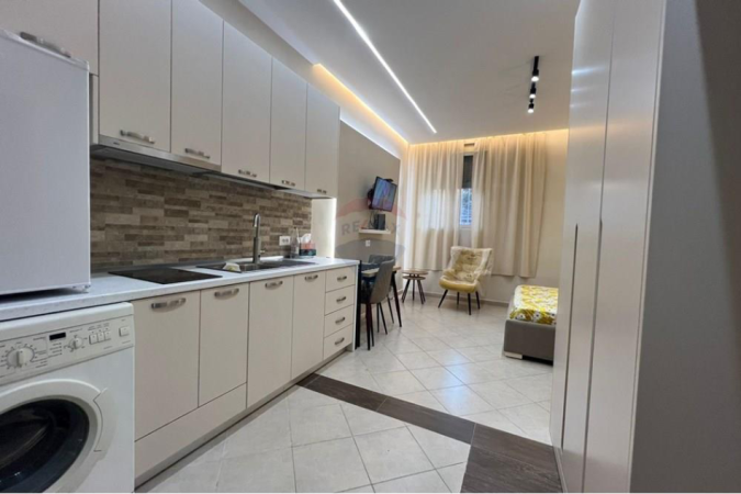 Tirane, jepet me qera 1+1 Kati 1, 32 m² 470 € 