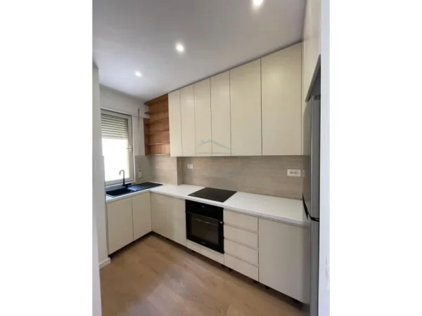 Tirane, jepet me qera apartament 3+1 Kati 2, 116 m² 1.000 € 