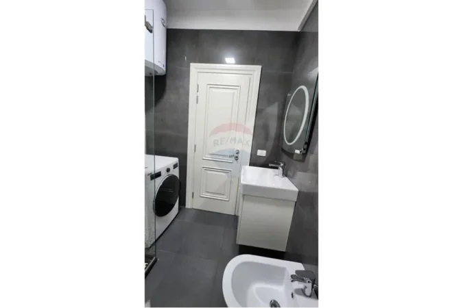 Tirane, jepet me qera apartament 1+1+Ballkon Kati 4, 70 m² 550 € 