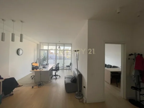 Tirane, jepet me qera zyre Kati 5, 75 m² 600 € (Neom116079)