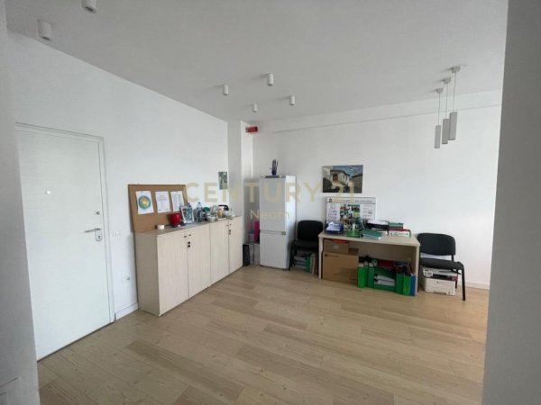 Tirane, jepet me qera zyre Kati 5, 75 m² 600 € (Neom116079)