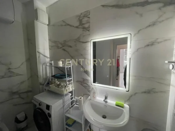 Tirane, jepet me qera zyre Kati 5, 75 m² 600 € (Neom116079)