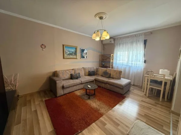 Tirane, shitet apartament 1+1 Kati 3, 59 m² 135.000 € (pallati me shigjeta)