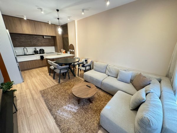 Tirane, jepet me qera apartament 2+1+Ballkon Kati 6, 95 m² 750 € (21 dhjetori)