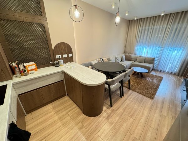 Tirane, jepet me qera apartament 2+1+Ballkon Kati 6, 95 m² 750 € (21 dhjetori)