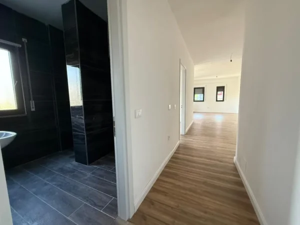 Tirane, jepet me qera zyre , 117 m² 550 € 