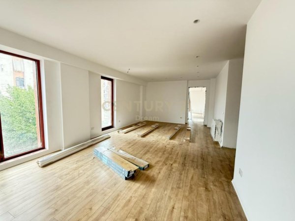 Tirane, jap me qera zyre+POST PARKIMI , 124 m² 2.200 € (Rruga e Kavajës)