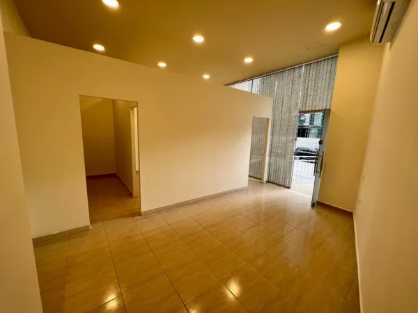 Tirane, jepet me qera zyre Kati 0, 44 m² 550 € (ish ekspozita)
